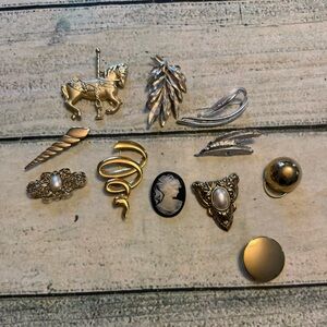 Lot of vintage 11 brooches and scarf ring clips silver and gold color.